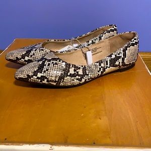 NWT - Women Snake pattern flats